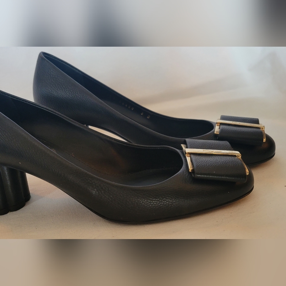 Ferragamo Black leather pumps